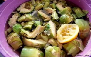 Cut and stuffed into a container with water and the juice of artichokes 1/2 lemon