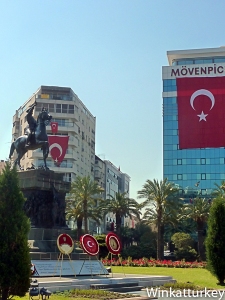 Estatua de Ataturk en Izmir el 23 de abril