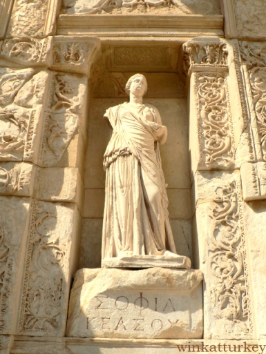 Escultura de la fachada de la Biblioteca de Celso