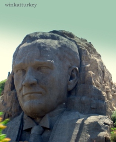 Atatürk esculpido en piedra